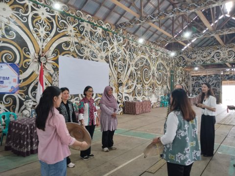 penyerahan cindera mata untuk nara sumber